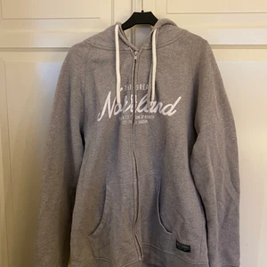 SQRTN KOFTA - Säljer nu min SQRTN ”norrland” kofta då den blivit för liten för mig. Den är i herrstrl L, funkar för både dam & herr. bra skick, nypris 900 kr