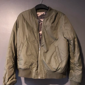 Omvändbar bomber jacka - Omvändbar bomber jacka, okänt märke/storlek pga:omvändbar. Passar dock tjej som har m/l. Den har ett litet hål (bild 3)