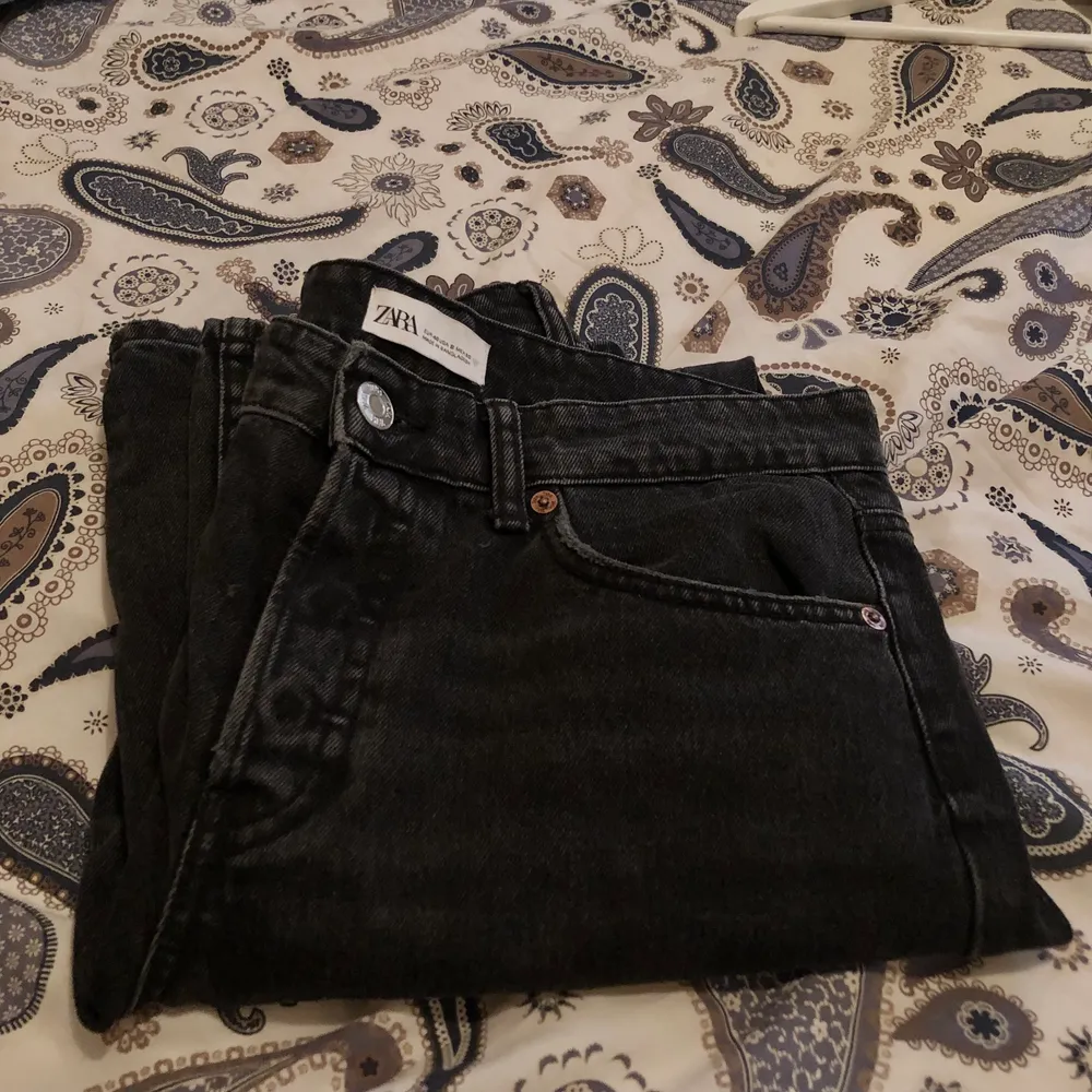 Ett par svarta mid waist straight jeans från zara. Säljer då det knappt kommit till användning.. Jeans & Byxor.
