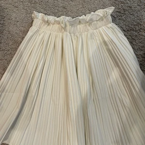 ❗️Vit kjol från Ginatricot❗️ - 💕Säljer kjolen då den inte passar längre. Kjolen är i storlek S💕