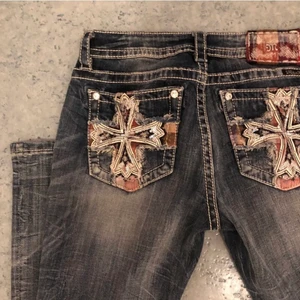 Miss me jeans - Bootcut jeans med coola bakfickor! Mid/lowrise, Bra skick. Kom privat för frågor om mått osv. budgivning eller köp direkt för överenskommet pris. Bud är bindande - buda inte om du inte är kan köpa.    Sålda för 700