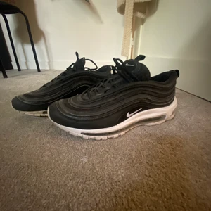 Nike Air Max 97 - säljer ett par 97 som ja växte ut rätt så snabbt, bra skick, knappt npgot slitage dem är ba smått smutsiga.                     köpte dem fö något år sen för 1400kr