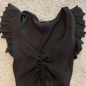 ❗️Svart volang topp från Zara❗️ - 💕Säljer denna toppen då jag int använder den längre. Toppen är i storlek S💕