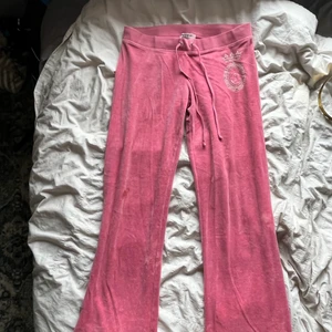 lågmidjade juicy byxor  - !! BUDA I KOMMENTARSFÄLTET!! använda nån gång. fint skick, någon liten fläck som kan tvättas bort lätt.  köparen står för frakten.  budgivningen avslutas nån gång nästa vecka. om du ska buda måste du minst buda 10kr över 