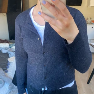 Glittrig blå kofta 💙 - Supercute kofta som ja köpt second hand, riktigt fint skick!😇