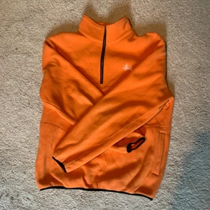 Stüssy fleece - Fleece season är här, perfekt till sena sommarkvällar! Två små brännmärken som man ser på sista bilden men inget man lägger märke till från avstånd! Dm för fler bilder eller fitpic