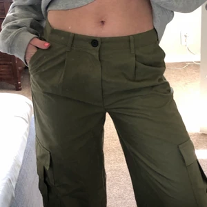 Cargobyxor - Oanvända cargobyxor från Bershka sol HAHHAHAHA sytt upp. Jag är 168 men de kan bli 4 cm längre. Strlk M. Sitter snyggt mid/low waist 