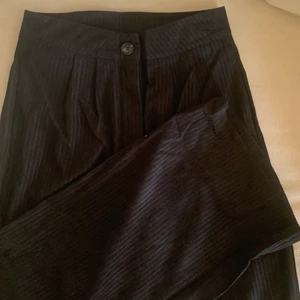 svarta kostymbyxor  - aldrig använda då fel storlek! :)