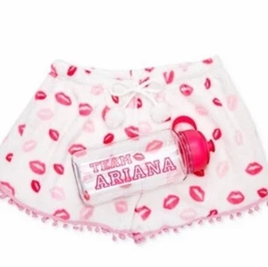 team ariana shorts och vattenflaska! - SÖKER! om du har dessa så säg gärna till mig, är desperat och har varit det ett bra tag nu😭