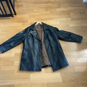 Skinnjacka - Super fin skinnjacka i äkta läder! Jättebra skick men använda inte längre så ser om någon är intresserad ☺️ Jackan är stor och har en lite oversized storlek så den skulle nog passa nån som är s/m-L/XL beroende på hur du vill att den ska sitta! Eftersom att det är äkta läder och den är stor men även tung så möts jag helt upp i Stockholm, annars är det köparen som står för frakten ☺️ Priset går att diskutera!