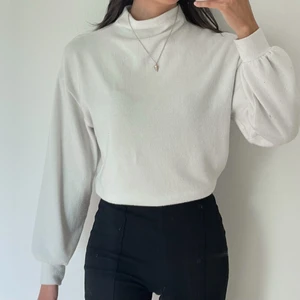 Vit tröja  - Gosig vit tröja från Gina Tricot, storlek XS. Köparen står för frakten 💕 