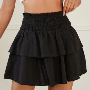 Svart kjol  - En Väldigt fin kjol, lyckades beställa två stycken så säljer den ena. Bra passform och skönt material💖 kjolen är i storlek M