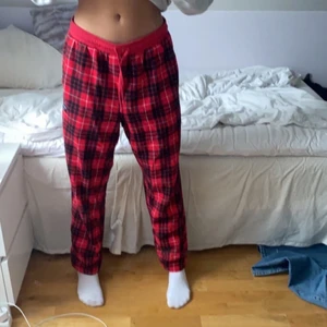 Rutiga pyjamas byxor  - Rutiga Björn Borg pyjamas byxor. Knappt använda och inga synliga slitningar. Storlek S men passar både M och Xs beroende på hur msn vill att de ska sitta. Kantband i midjan och fickor. Säljer då jag tycker de är för korta på mig som är 172. Köpta för 300kr säljs för 150kr.