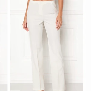 Vita kostymbyxor Lovisa barkman  - Vita kostymbyxor som lovisa barkman designat för bubbelroom. Köpta för några år sedan men är fortfarande de bästa kostymbyxorna jag haft för mig som är en långis. De är dessvärre dock försmå tyvärr. Storleken är xs/34🌸