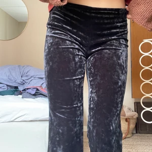 velvet pants - byxor i sammet lågmidjade. insydda lite konstigt därav priset. 