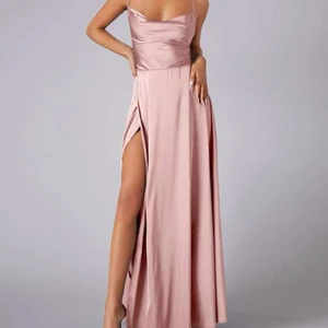 Balklänning  - Perfekt balklänning till skolbalen. Jättefin och passar alla då den går att justera i ryggen, skulle säga att den passar nån som är ca 170 cm men självklart går den att sy upp också. Skriv för egna bilder