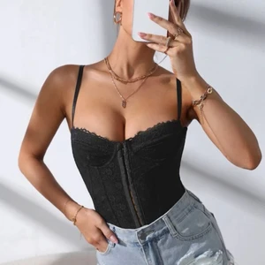 Korsettopp - Sjukt fin korsettopp. Satt inte bra på mig och säljer därför. Ganska liten i kupan 💕