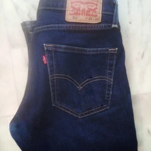 Levi's Jeans W30/L34 - Levis Jeans i mycket fint skick. Använda ca 1-2 gånger och så gott som nya.  Ej slitna eller matt i färgen. Säljes pga garderosrensning.                                  Köptes för 1099:-                                Storlek: W30 L34 (fler bilder finns vid intresse) 💌🌺🛍️ bud är välkomet❤️, dock ej skambud 