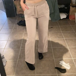 Beiga mjukisbyxor - Ett par beiga juicy couture liknande byxor, jätte bekväma och har bara haft på dom några gånger! Dom är raka i benen o går ner till fotlederna på mig som är 173 ungefär. köpte dom för 300. priset kan diskuteras. köparen står för frakten💕