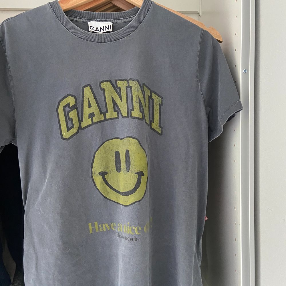 Fin Ganni t-shirt i nyskick!❤️ storlek s (passar xs också och även M beroende på hur man vill att den ska sitta). T-shirts.