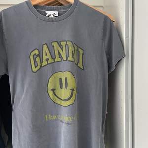 Fin Ganni t-shirt i nyskick!❤️ storlek s (passar xs också och även M beroende på hur man vill att den ska sitta)
