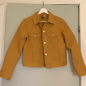 Jeansjacka  - Senapsgul jeansjacka från H&M i storlek XS. Använd fåtal gånger men fortfarande bra skick. (färgen gör sig inte rättvisa på bild)