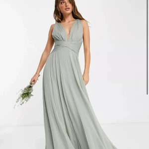 SLUTSÅLD BALKLÄNNING  - Säljer denna snygga slutsålda balklänning då jag beställde 2 storlekar. Helt oanvänd enbart testad med prislapp kvar! Spårbar post, skriv för fler bilder💚