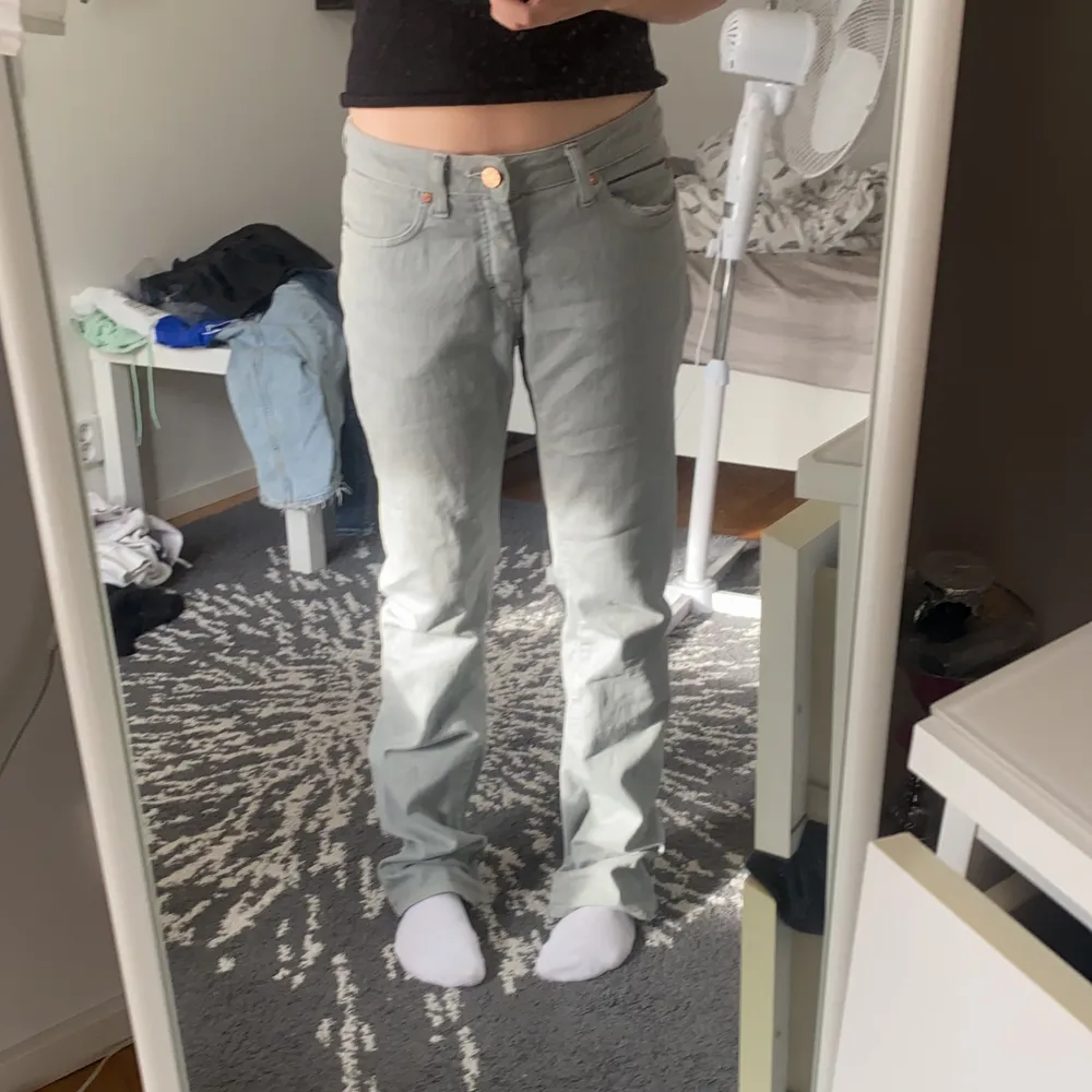 säljer mina gråa acne jeans, de är midrise i midjan och straight i benen. De är köpta här på plick för någon månad sedan men jag anser att de inte riktigt passar min kroppsform💞 jätte snygga och jätte bekväma! . Jeans & Byxor.