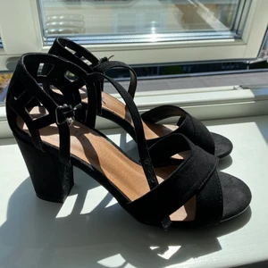 Klackskor  - Fina klackskor som inte kommer till användning då jag köpt nya. 