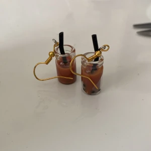 Örhängen (boba) - Bruna örhängen som ska föreställa boba. 
