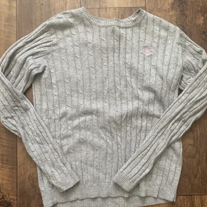 Tröja  - Passar bra ifall man inte har långa armar i sin ålder. 