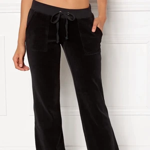 juicy byxor strl xs - hej, jag har ett par juicy byxor i svart som är i storlek XS jag undrar om någon vill byta mot ett par mörkblå ellerom ni har en annan färg i storlek xxs för xs va lite för stora, skriv till mig så kanske jag kan sälja de också 