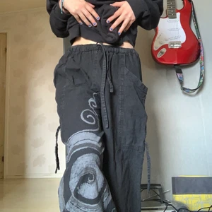 Hippie byxor - Ett par jätte fina hippie brallor i linne, passar perfekt till sommaren!❤️