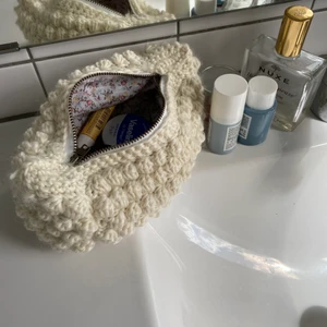Necessärer  - Super söta virkade necessärer jag gör själv, perfekta nu till sommaren! 275 st + frakt❤️