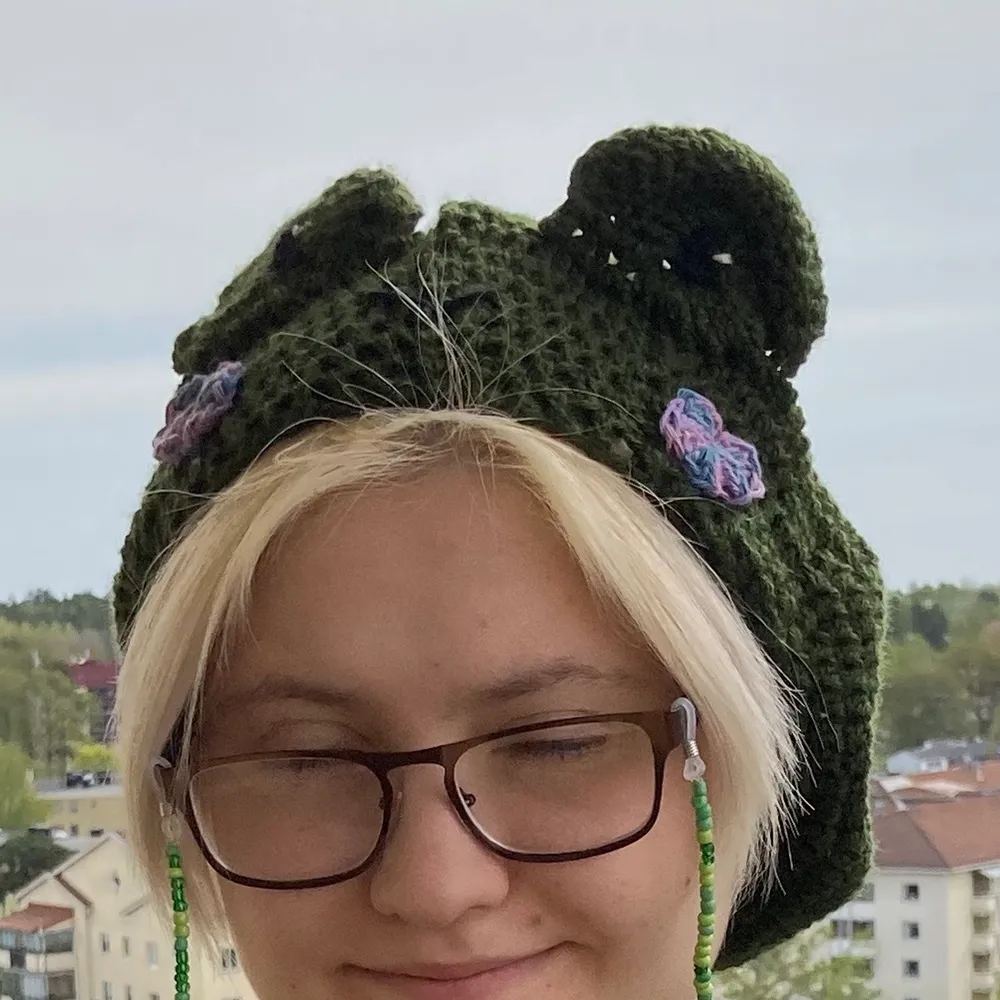 Frog beret, approximately 56cm diameter. Can tailor it to your needs. Handmade. Contact this ad if you want a custom order.  Can make anything!. Stickat.