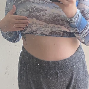 jättefin tröja från shein - Den finns inte att köpa längre på shein! Har använt den en gång! Den är jättelätt och bekväm. perfekt för sommaren/våren. Säljs pga att det inte är min stil längre☺️ köparen står för frakten. 