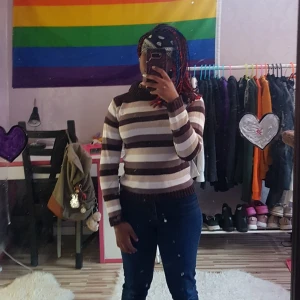 Stickad randig tröja - Stickad randig tröja i brun, vit och beige. Använd några få gånger men är i nyskick. Den har en liten röd flärp med en silvrig ros på vid  midjan. Thight passform. Skriv privat vid frågor eller intresse!:)