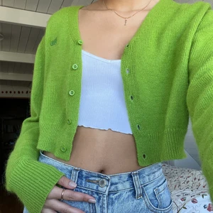 Grön tröja från unif🍀 - Jättefin kofta köpt för två år sen, sparsamt använd så den är i fint skick💖 storlek S men passar även M då den är lite oversized. Säljer då jag inte kan ha på mig ull :( frakt ingår i priset🫶🏼