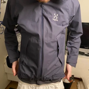 Haflöfs jacka - Grå haglöfsjacka knappt använd superbra skick nypris 3000kr pris kan diskuteras han på bilden e 186cm ish jackan e dam storlek men man märker ingen skillnad