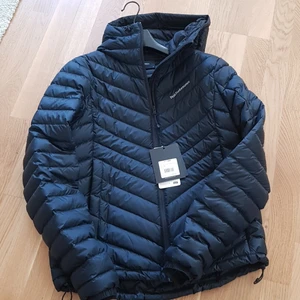 Vår/ höst jacka - Helt ny jacka, pris lapp hänger kvar,ny pris 2799 kronor nu 1800kr 