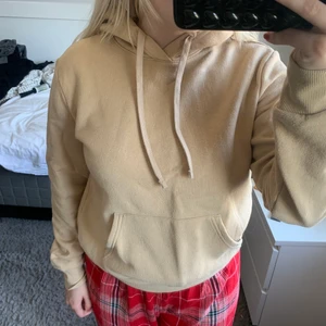 Hoodie - Mysig beige hoodie, lite nopprig