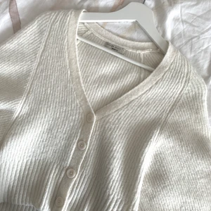 Vit kofta - Från Gina Tricot i storlek XS, säljes då den inte kommer till användning :)