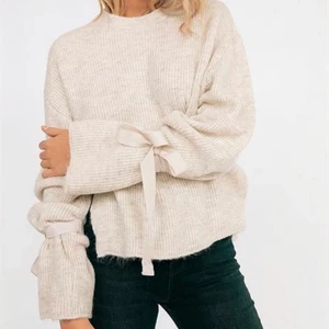 Stickad tröja  - Säjer denna tröjan från chiquelle, jättesöt men använder den inte!! Köpare betalar frakt❤️❤️