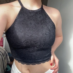 Svart spets-top - Svart spets-top från bik-bok. Använd ca 2 gånger. Mycket fint skick. 