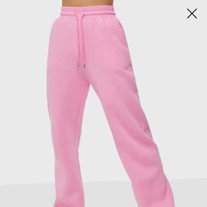 Mjukisbyxor - Rosa mjukisar från Nelly i strl Medium! De passar även mig som är en S/M! Är 173cm och de är ganska bra i längden, men rekommenderar inte stt vara längre!!🦋 Endast testade !!! Nypris 399kr! De är lite mörkare rosa i verkligheten (skickar bild vid intresse)