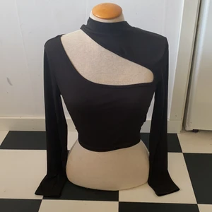 Långärmad tröja  - Säljer denna tröja i strl S som tyvvär var för liten för mig. Skriv till mig om du är intresserad💕