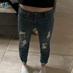 Säljer nu mina low waisted hollister jeans. Dem är tyvärr lite för korta för mig som är 168, annars sitter dem som en smäck!! Såklart kan pris också diskuteras💗