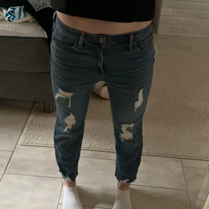Low waisted jeans - Säljer nu mina low waisted hollister jeans. Dem är tyvärr lite för korta för mig som är 168, annars sitter dem som en smäck!! Såklart kan pris också diskuteras💗