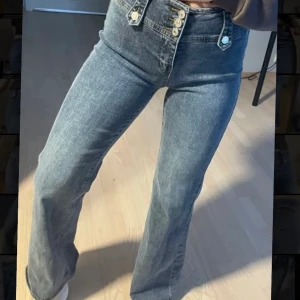 Lågmidjade Jeans strl XS -  Var tvungen att zooma ut på första bilden för att byxorna skulle synas! Köpte dessa byxor för ca 4 månader sedan! är 165 och sitter perfekt! Har online skola så få gånger använda. Så fina verkligen. Buda i kommentarerna eller hör av er.