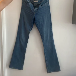 Snygga Levis Bootcut - Aldrig använda Levi’s bootcut jeans, då det inte riktigt är min stil.  Nypris 1.119 kr